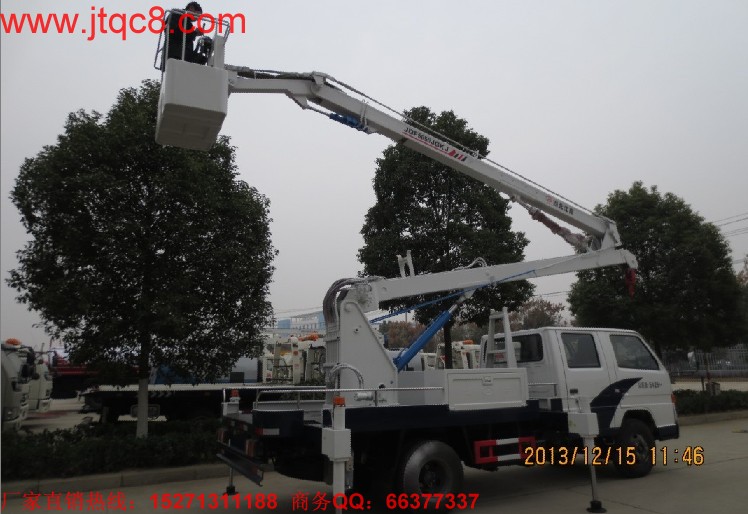 江玲14米登高車(國四)用江鈴底盤加裝上裝部分而成;液壓式三節(jié)折疊臂,最大作業(yè)高度14米,作業(yè)輻度5.7米; 采用國產(chǎn)、進口換向閥及液壓油缸,換向平穩(wěn),操作靈活方便;隨車安裝四個液壓支腿,以保證整車在操作時的穩(wěn)定性與安全性;支腿與工作臂互鎖,安全可靠,防止誤操作過位.