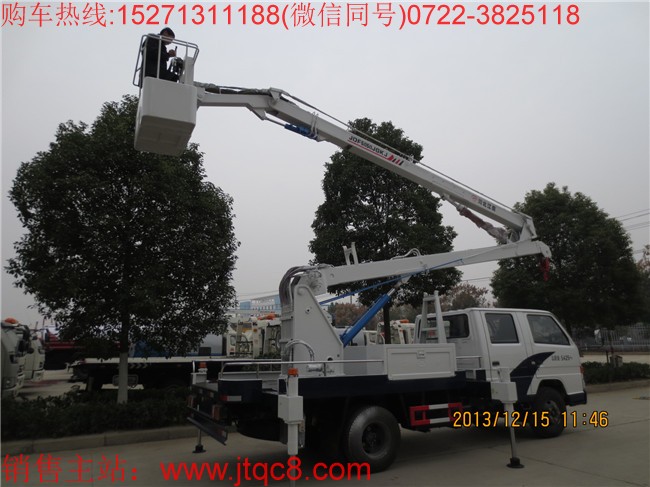 江鈴14米升降車(國五)采用江鈴新順達國五底盤加裝上裝部分而成;液壓式三節(jié)折疊臂,最大作業(yè)高度14米,作業(yè)輻度5.7米; 采用國產、進口換向閥及液壓油缸,換向平穩(wěn),操作靈活方便;隨車安裝四個液壓支腿,以保證整車在操作時的穩(wěn)定性與安全性;支腿與工作臂互鎖,安全可靠,防止誤操作過位.